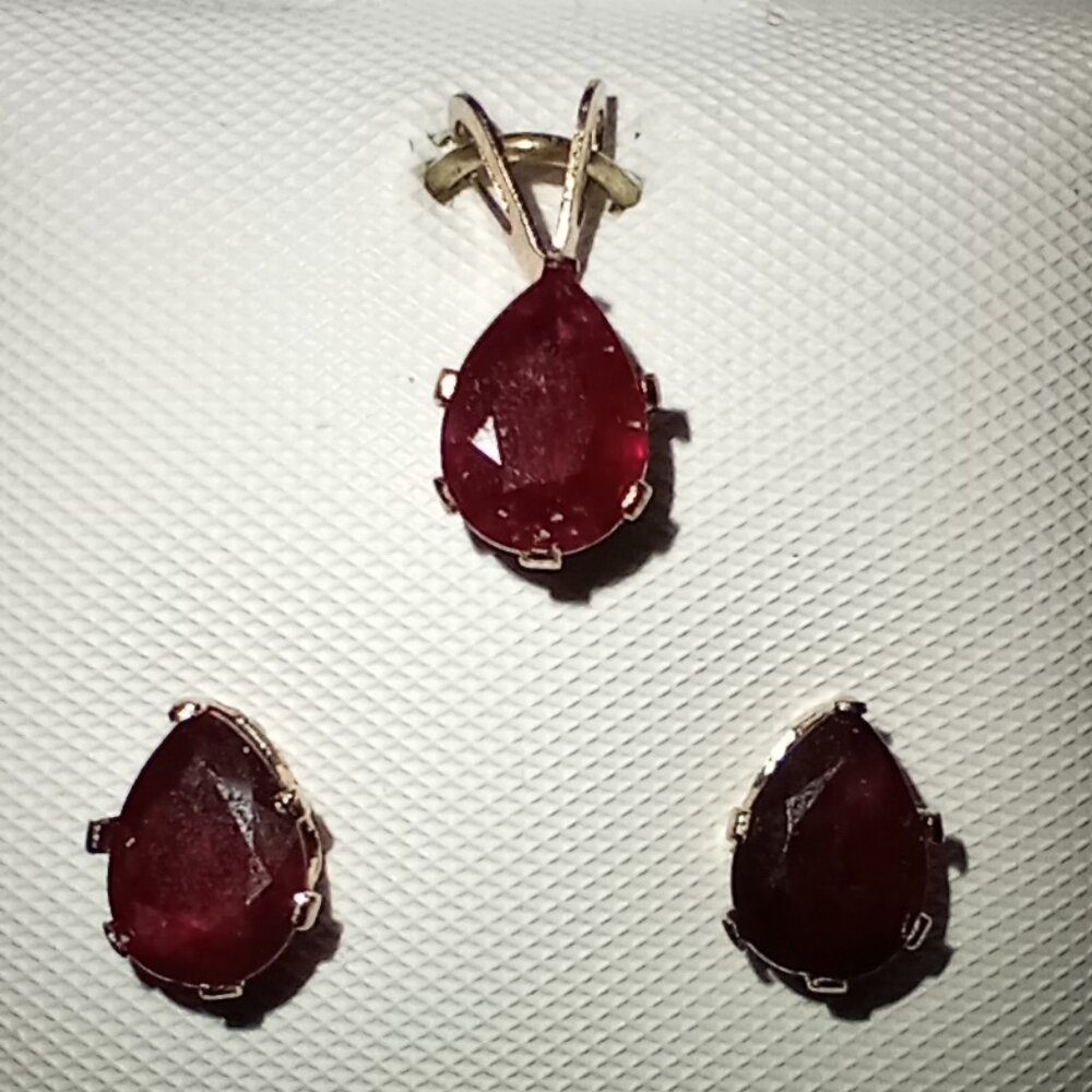 14Kt Yellow Gold 2-Carat Madagascar Ruby Earring & Pendant Set